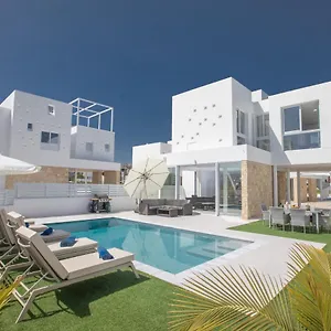 Walk To Center & Beach- Your Dream Escape, Blue Island Villa